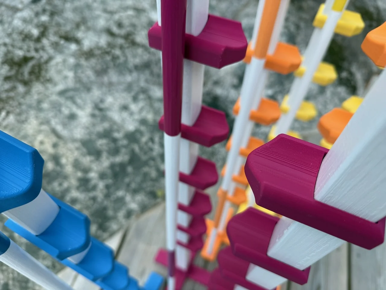 Hoppi-hyppyesteen värikäs 3D-tulostettu puomihylly thumbnail