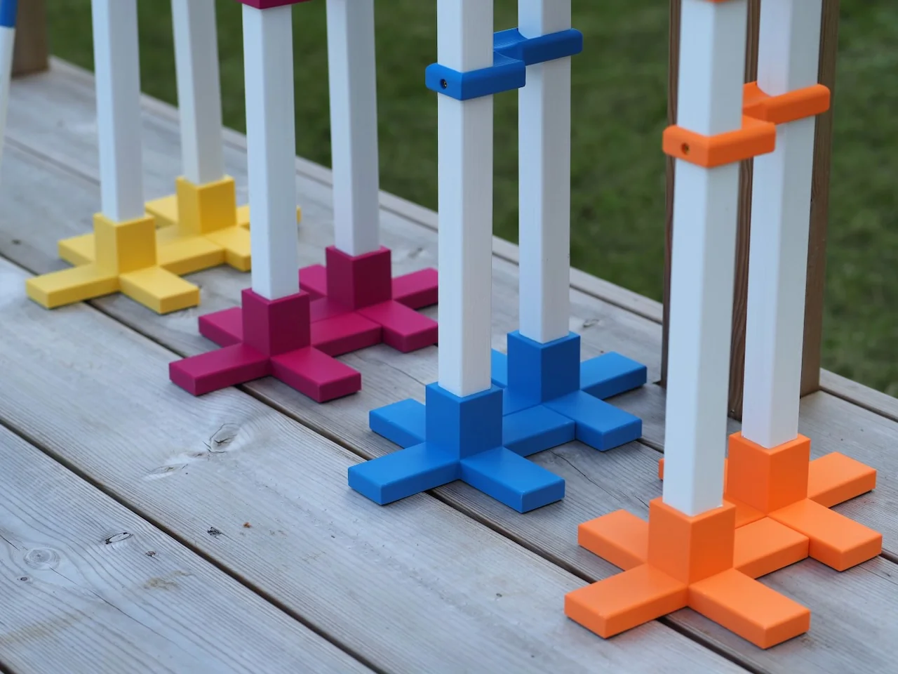 Hoppi-hyppyesteiden jalka ja puomitelineet on huolella suunniteltu thumbnail