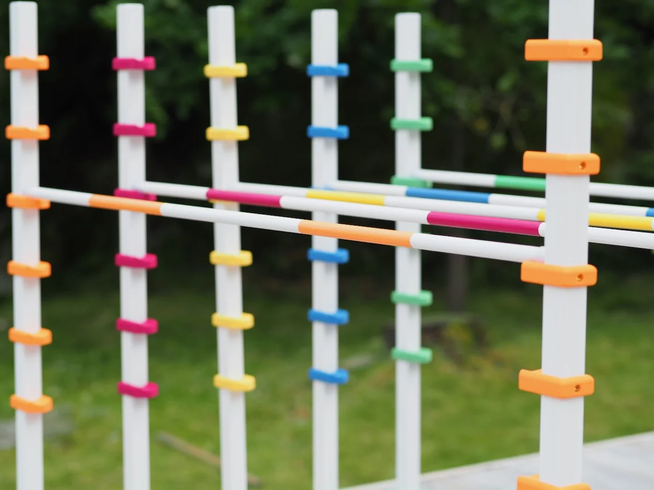 Hoppi-hyppyesteet eri väreissä - keltainen, magenta, sininen, vihreä ja oranssi thumbnail