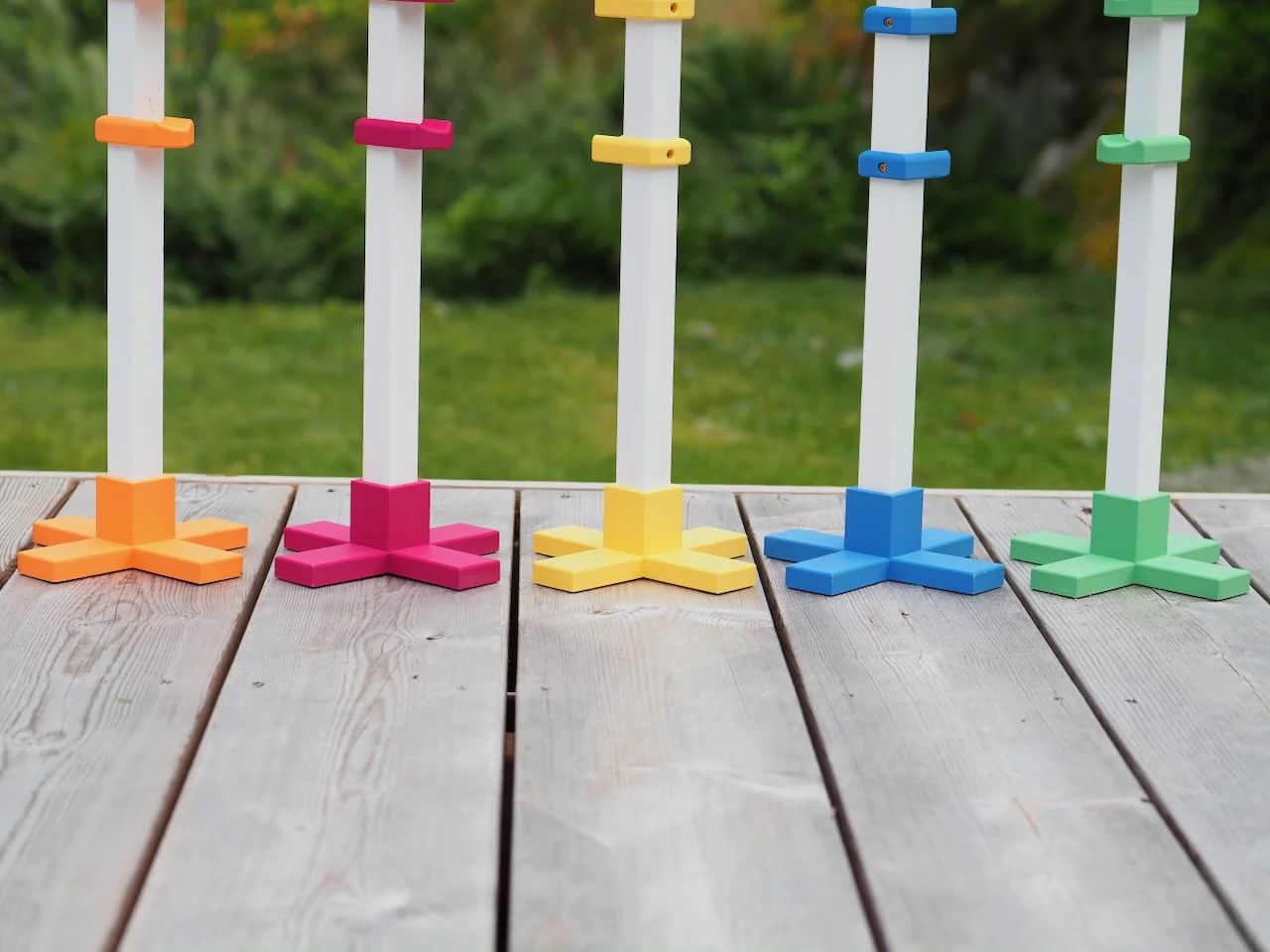 Hoppi-hyppyesteet eri väreissä - keltainen, magenta, sininen, vihreä ja oranssi thumbnail