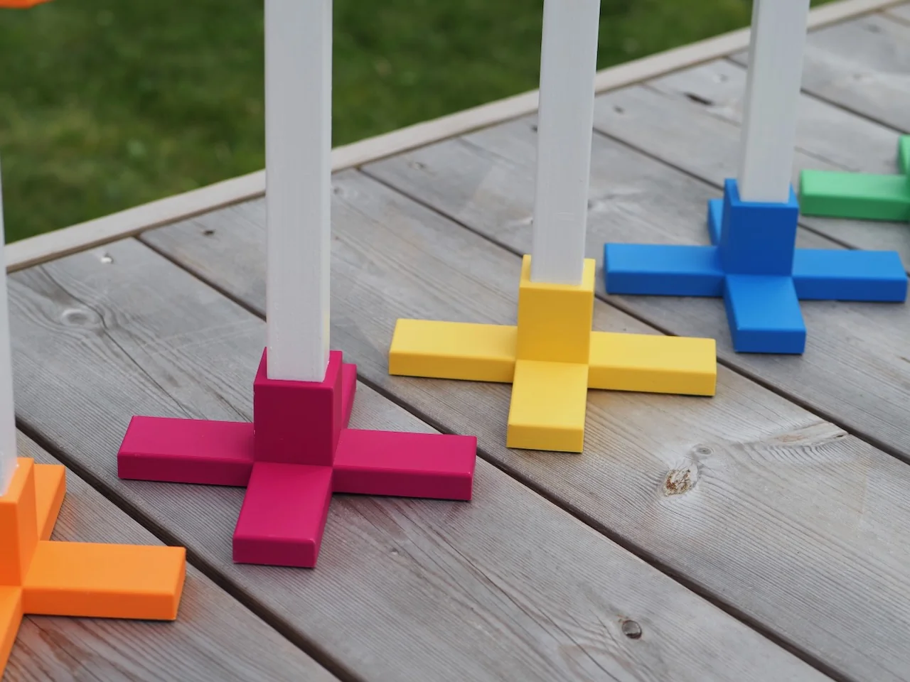 Hoppi-hyppyesteet eri väreissä - keltainen, magenta, sininen, vihreä ja oranssi thumbnail